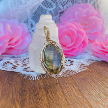 Load image into Gallery viewer, Labradorite ~flow~ Necklace
