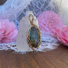 Load image into Gallery viewer, Labradorite ~flow~ Necklace
